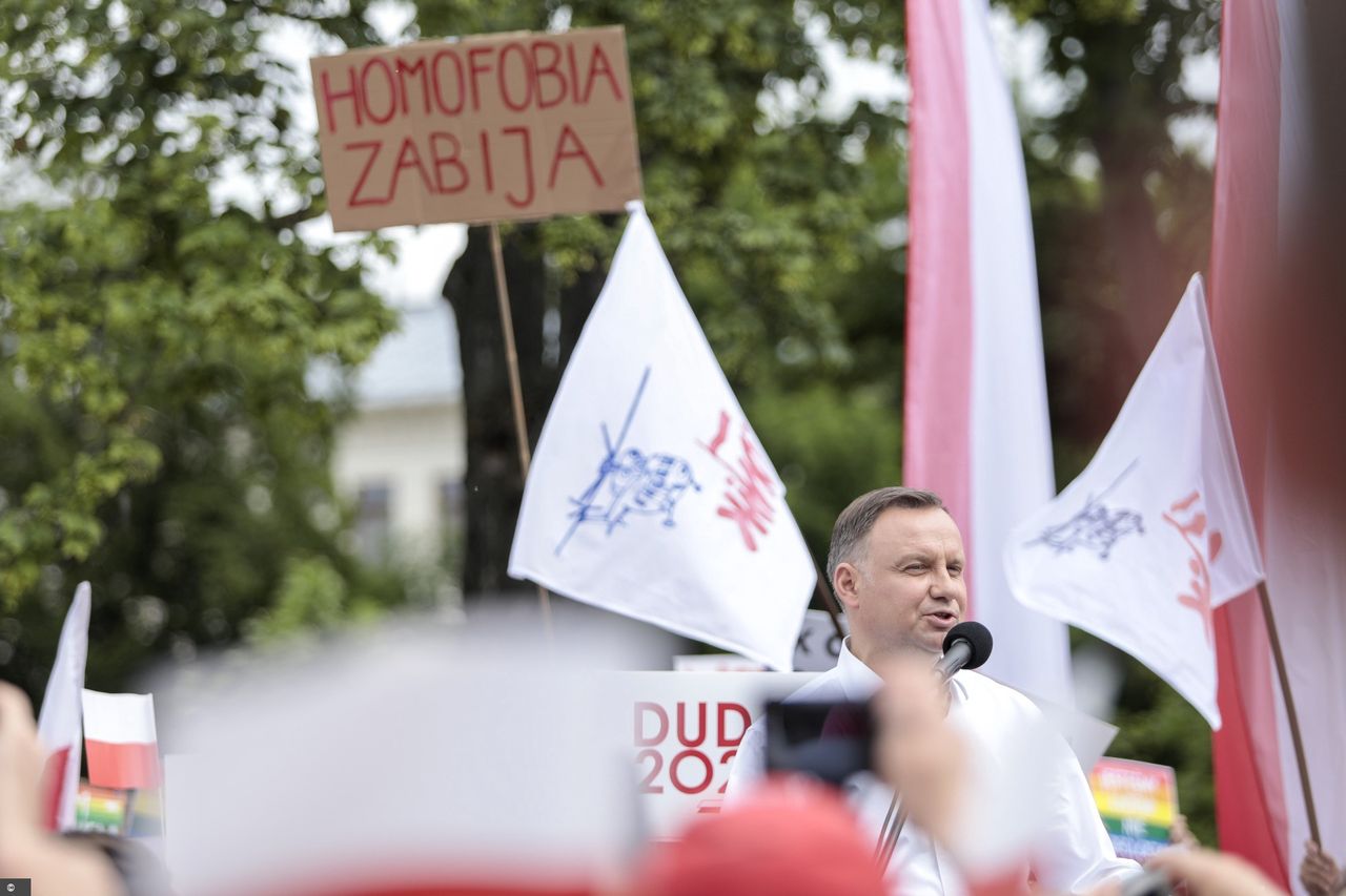 Wybory 2020. Andrzej Duda mówi w Lublinie o "atakach" po słowach o LGBT. Protest podczas wiecu 