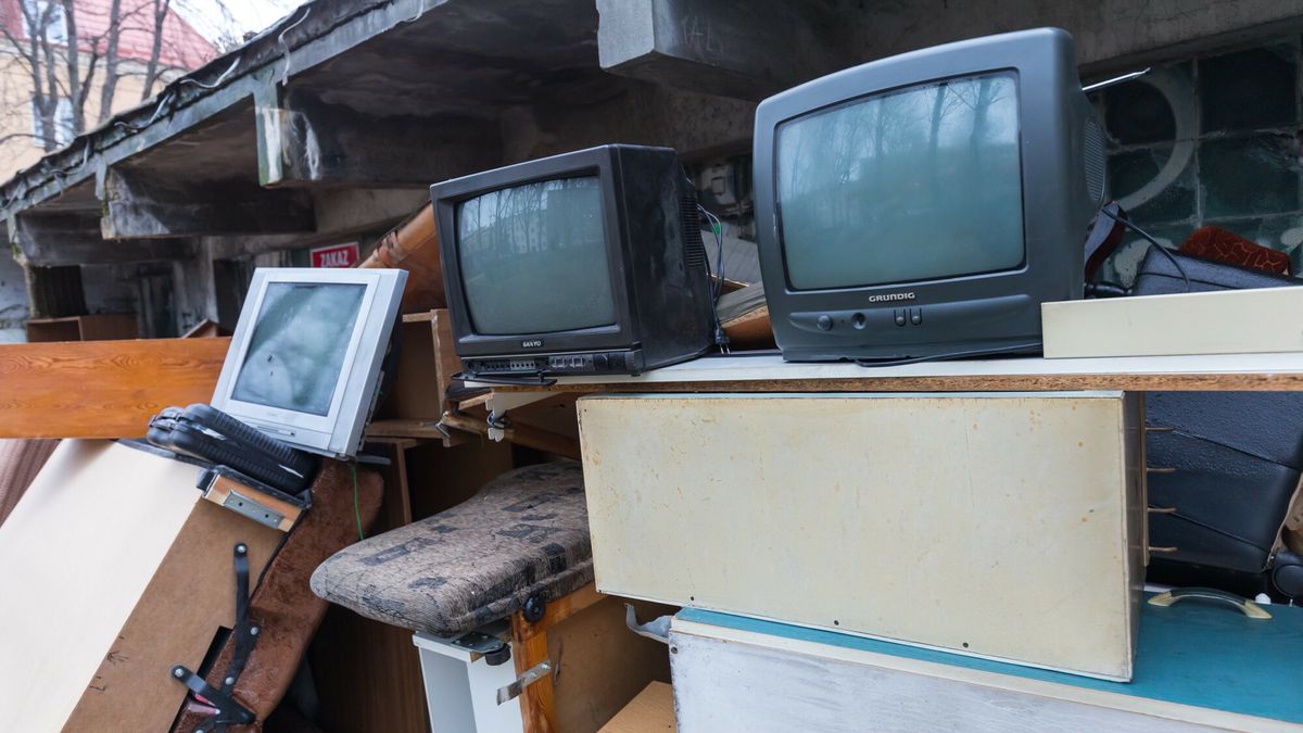 Stock Arkadiusz Zi�?ek
Fot. Arkadiusz Ziolek/ East News. Warszawa.
n/z Smieci wielkogabarytowe przed blokiem.
ARKADIUSZ ZIOLEK