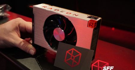 Radeon RX Vega Nano pozuje do zdjęć