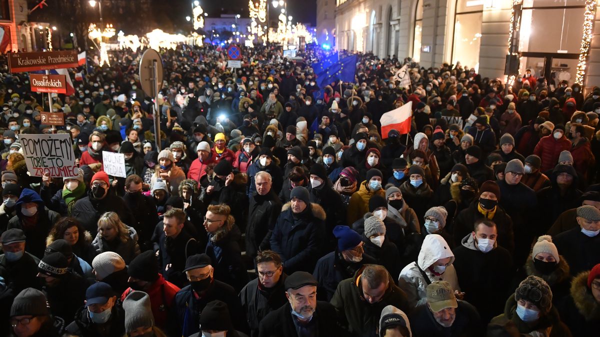 Warszawa, 19.12.2021. Manifestacja przeciwko nowelizacji ustawy o radiofonii i telewizji, 19 bm. przed Pałacem Prezydenckim w Warszawie. Sejm odrzucił 17 bm. bezwzględną większością głosów uchwałę Senatu o odrzuceniu nowelizacji ustawy o radiofonii i telewizji. Teraz ustawa trafi do prezydenta Andrzeja Dudy. (sko) PAP/Radek Pietruszka