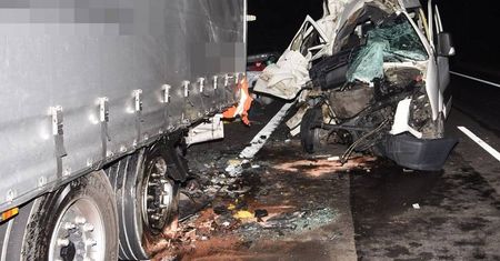 Busem wjechał w tył zaparkowanego na poboczu tira. Trzy osoby trafiły do szpitala