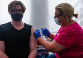 Wielka Brytania planuje podawanie trzeciej dawki szczepionki przeciwko COVID-19 jesienią. Prof. Drąg: Polska powinna pójść tym śladem