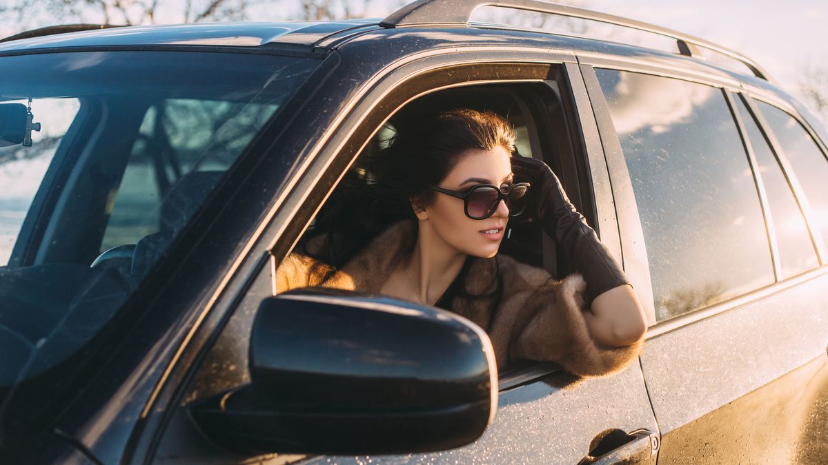 Kobieta za kierownicą czarnego samochodu. Prezydent Turkmenistanu tego nie lubi.