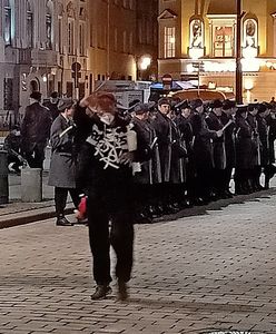 Tłumy bez maseczek w różnych miejscach stolicy. Wiemy, co się dzieje