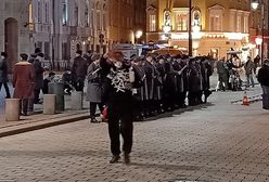 Tłumy bez maseczek w różnych miejscach stolicy. Wiemy, co się dzieje