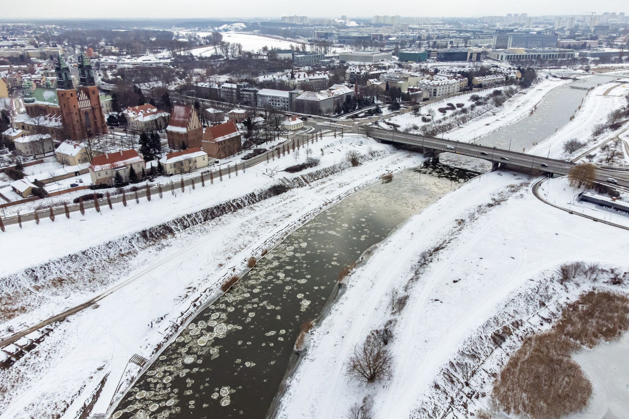 Poznań, 18.02.2025. Śryż zwany inaczej lodem prądowym na rzece Warcie w Poznaniu, 18 bm. (ad) PAP/Jakub Kaczmarczyk