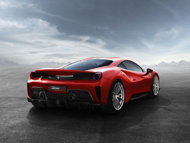 Uwagę zwraca mocno rozbudowana aerodynamika. Ferrari nie polega na spojlerach.