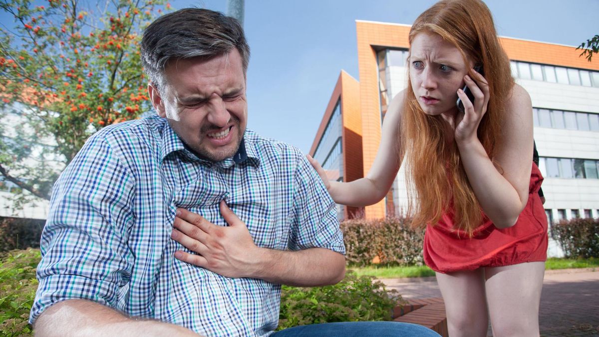 Zawał serca następuje w momencie zamknięcia naczynia krwionośnego w sercu, przez co dopływ krwi jest przerwany i do mięśnia nie dociera tlen.