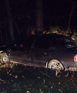 Rozbił się o drzewo. Pijany kierowca uciekał przed policją