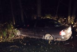 Rozbił się o drzewo. Pijany kierowca uciekał przed policją