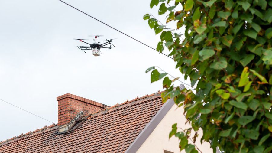 W Bytomiu dron wyposażony w mobilne laboratorium bada skład dymu wydobywającego się z kominów.