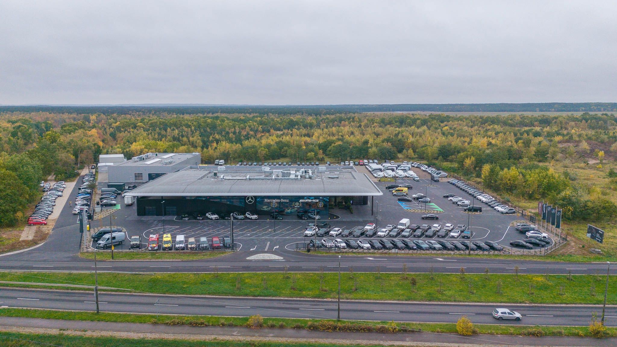 Firma Auto Frelik otworzyła nowy salon i serwis Mercedes-Benz przy Szosie Bydgoskiej 104 w Toruniu. Kompleks o powierzchni około 6 tys. m kw. powstał w Strefie Inwestycyjnej Toruń-Zachód