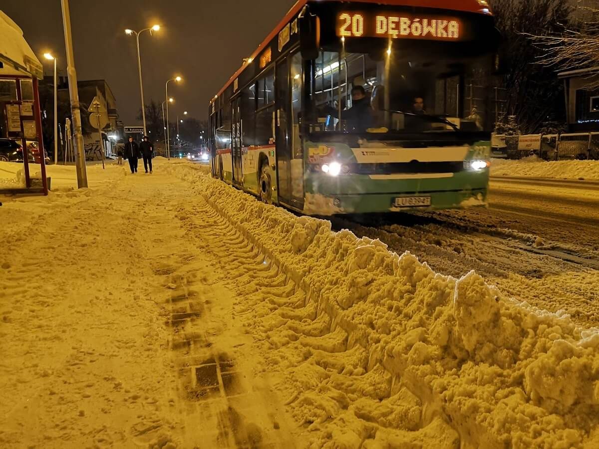 zaspa śniegu na przystanku