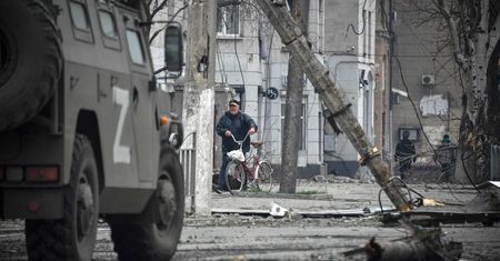 Rosyjscy agresorzy pozbywają się dowodów swoich zbrodni w Mariupolu. Chcą zrobić paradę