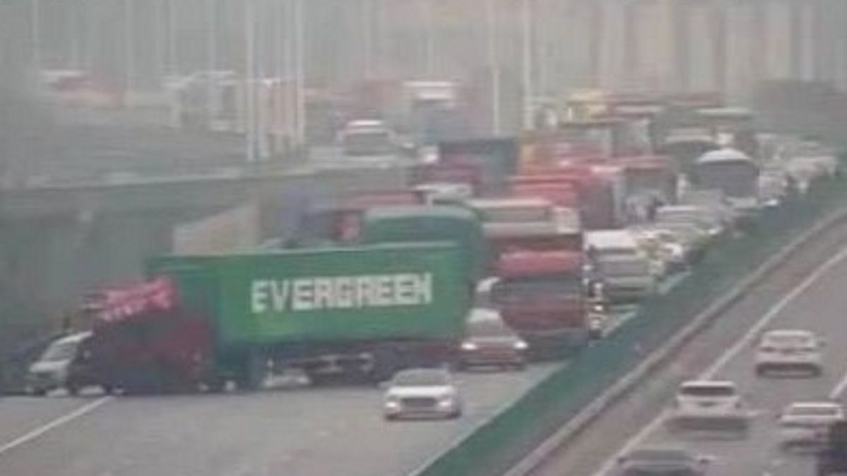 Ciężarówka z kontenerem Evergreen zablokowała autostradę w Chinach