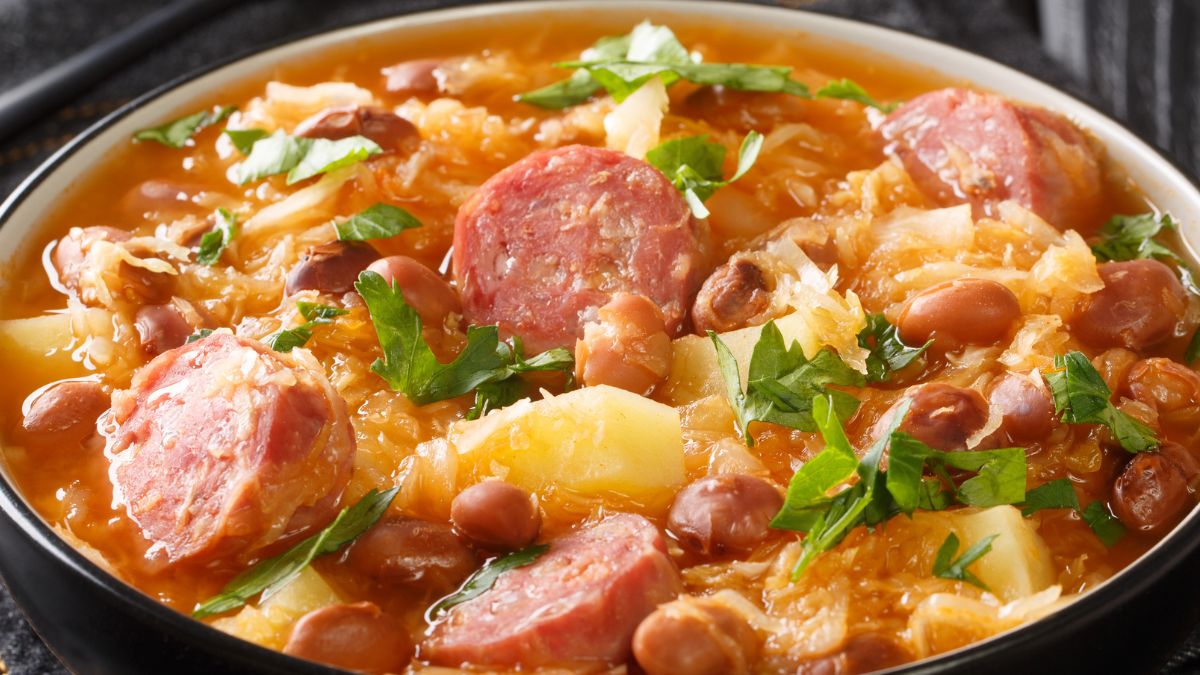 Kapuśniak z dodatkiem parówek