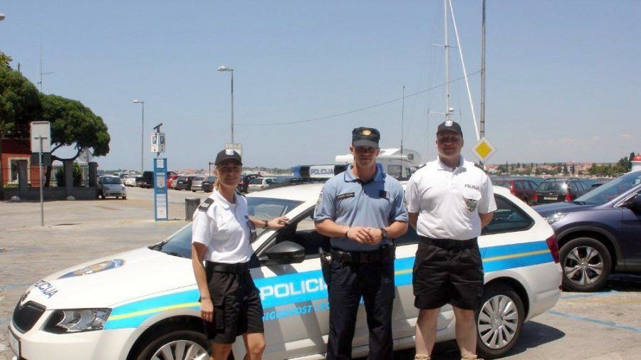W wakacje polscy policjanci pracują w Chorwacji. W razie nieporozumienia z miejscowym funkcjonariuszem można skorzystać z ich pomocy