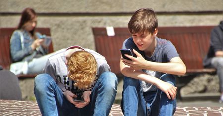 Czy dziecko powinno mieć własny telefon na wakacjach? Zalety, zagrożenia i rozsądne zasady
