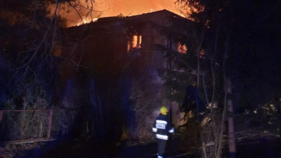 Lubiąż. Pożar w pobliżu klasztoru cystersów. Ewakuowano 10 rodzin (OSP Prochowice)