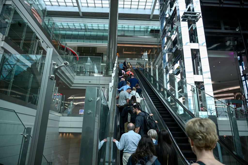 Polacy czekają w Dubaju. Jak nie wylecieć z pracy przez wojnę?