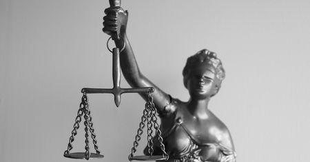 Warszawska prawniczka oskarżona o kierowanie grupą. "Fabryka" fikcyjnych legalizacji pobytu