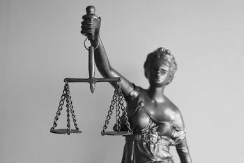 Warszawska prawniczka oskarżona o kierowanie grupą. "Fabryka" fikcyjnych legalizacji pobytu