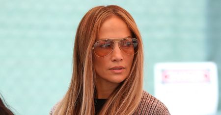 J.Lo w jesiennej stylizacji. Karmelowe szorty przyciągają spojrzenia