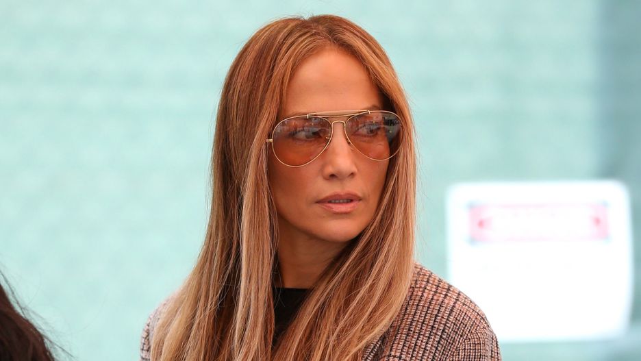 Jennifer Lopez w karmelowej stylizacji. 