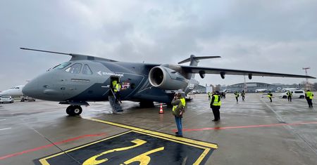 "Podniebny potwór" w Warszawie. Embraer KC-390 Millennium przyleciał do Polski