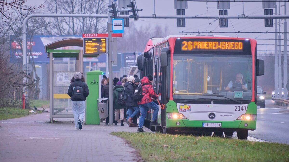 Autobus przegubowy na linii nr 26