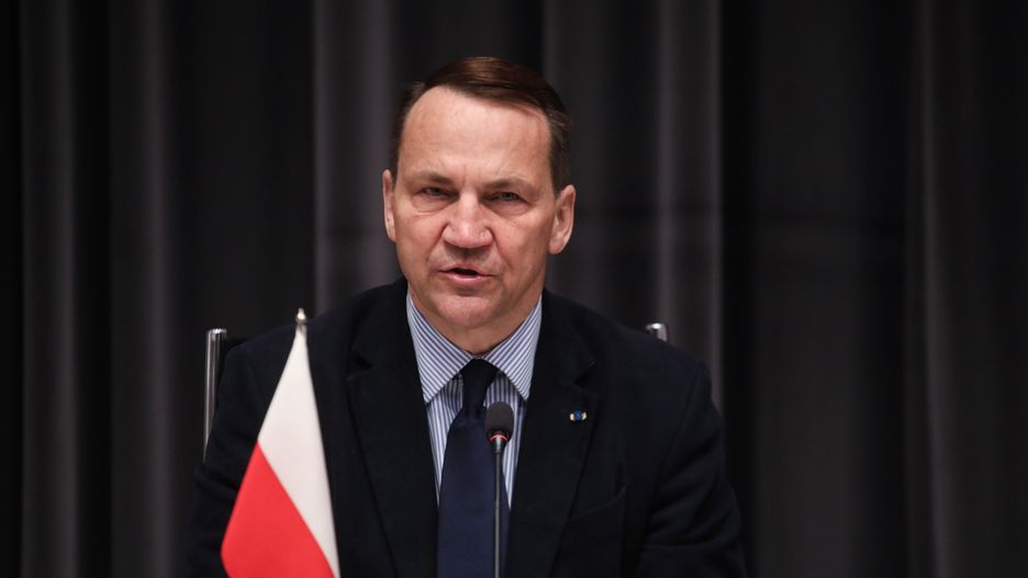 Tallin, Estonia, 09.05.2024. Minister spraw zagranicznych RP Radosław Sikorski na konferencji prasowej w siedzibie Ministerstwa Spraw Zagranicznych Estonii w Tallinie, 9 bm. Minister Sikorski przebywa z jednodniową wizytą w Estonii. (aldg) PAP/Albert Zawada