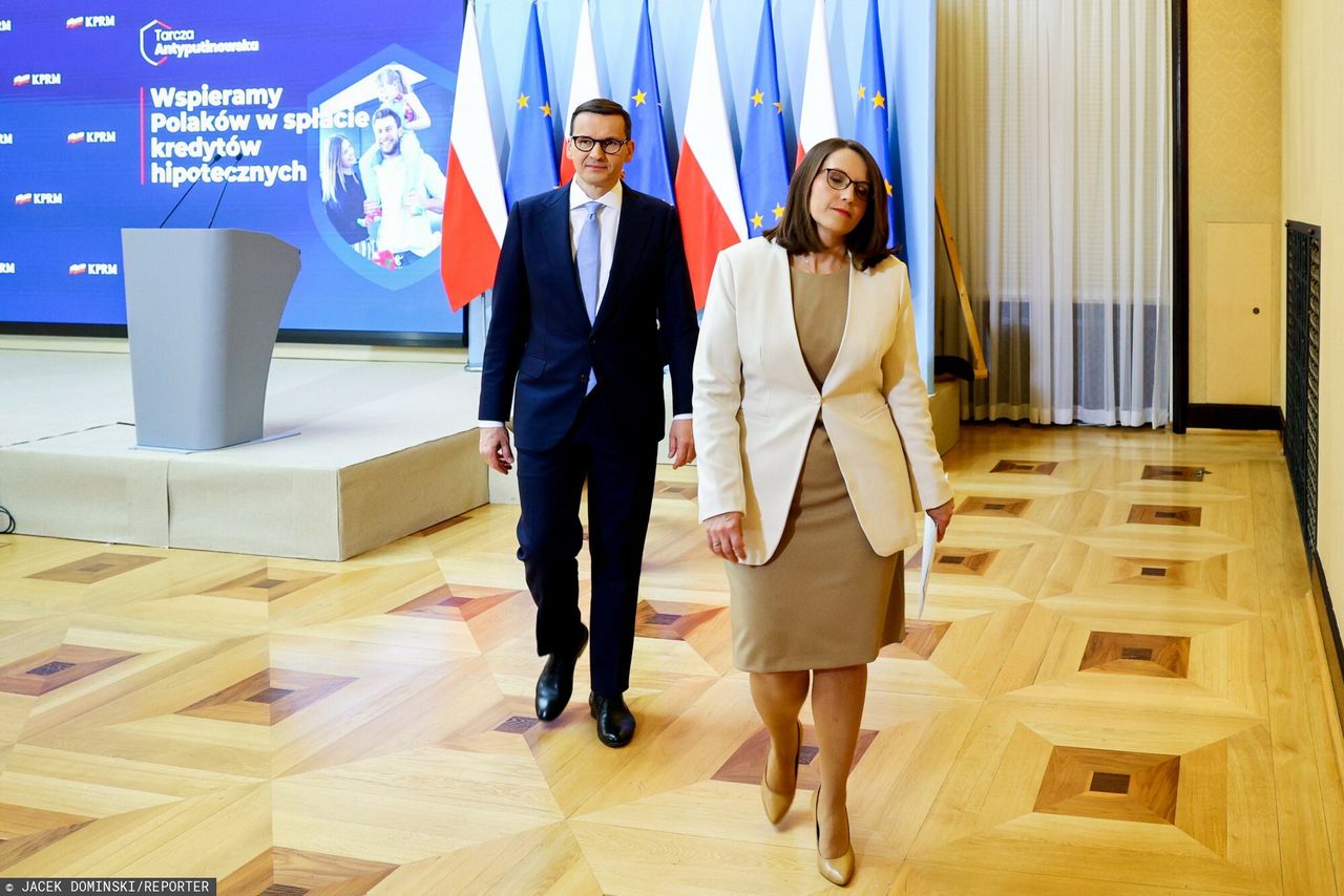 Premier Mateusz Morawiecki i minister finansów Magdalena Rzeczkowska. Rządowa propozycja wakacji kredytowych ma wejść w życie już niedługo