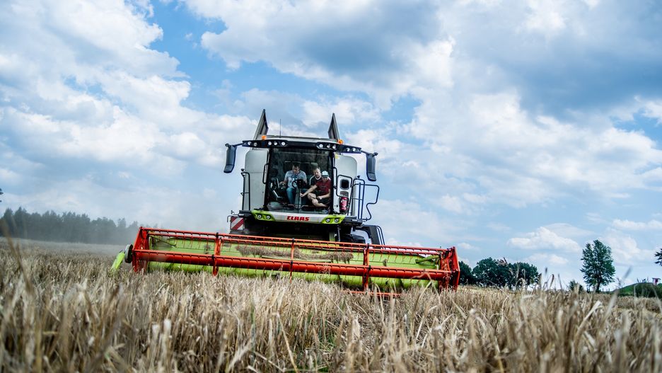 pokazy polowe pierwszego w Polsce Claasa Triona (5 klawiszy) w gospodarstwie Adama w pow. radomskim

Claas Trion 500 + Claas Vario 620
John Deere 6175R + Wielton
John Deere + Wielton