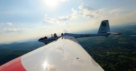 Samolot zahaczył o auta podczas zlotu. Pilot zdołał to wyratować