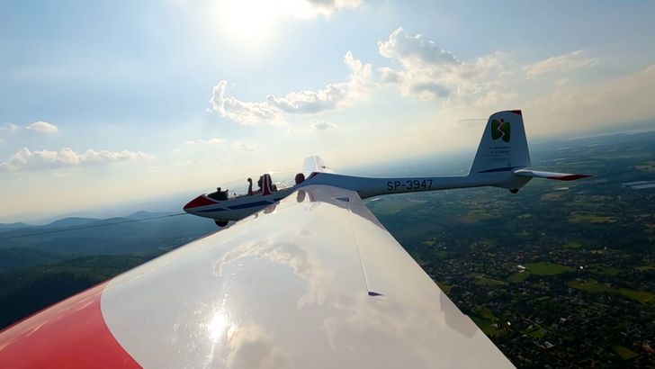 Samolot zahaczył o auta podczas zlotu. Pilot zdołał to wyratować