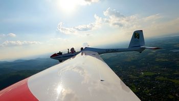 Samolot zahaczył o auta podczas zlotu. Pilot zdołał to wyratować