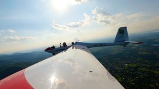 Samolot zahaczył o auta podczas zlotu. Pilot zdołał to wyratować