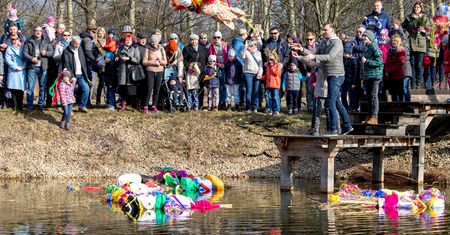 Wiosna 2023. Topienie Marzanny. Kukła musi spłonąć w wodzie