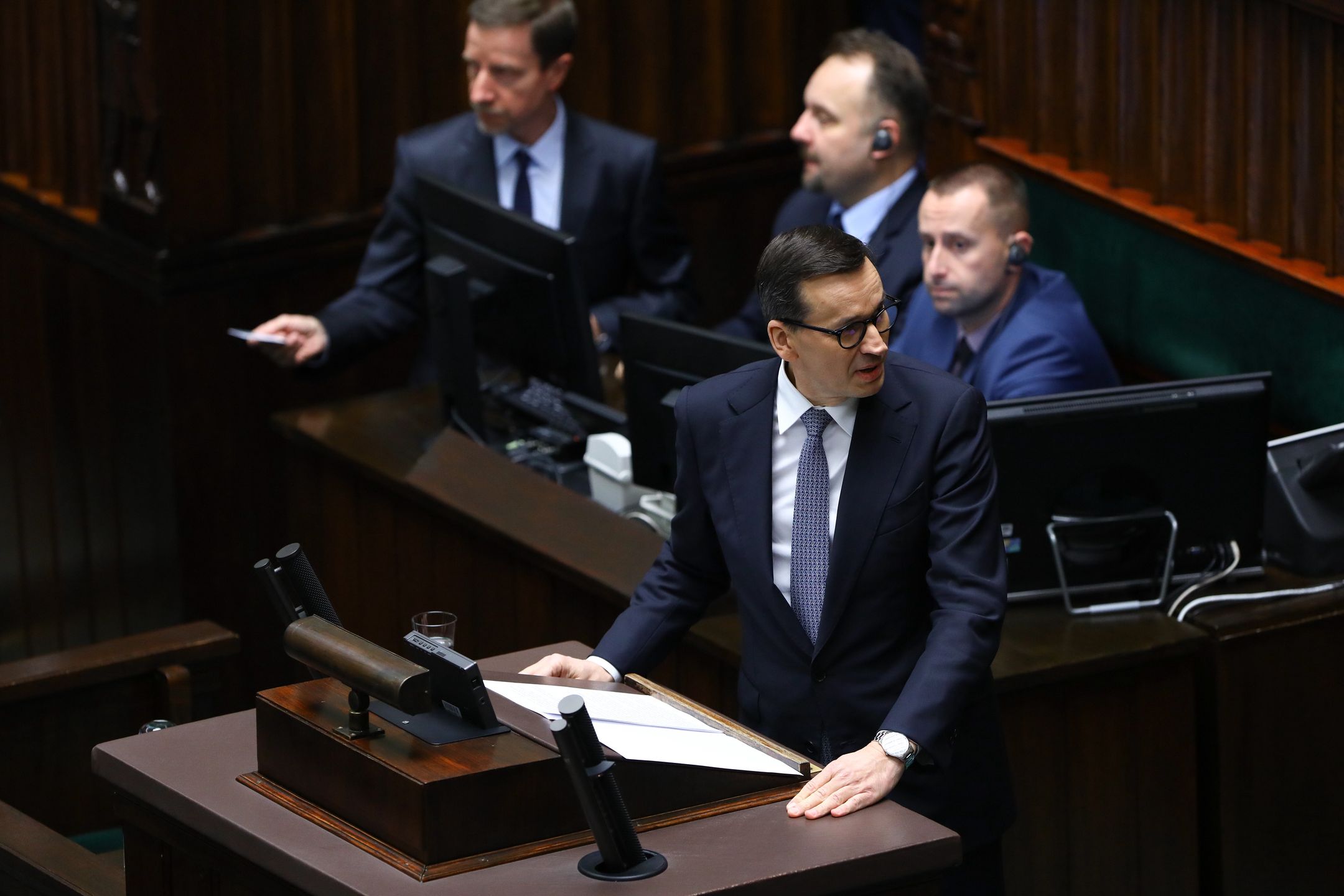 Warszawa, 16.11.2022. Premier Mateusz Morawiecki (dół) na sali obrad Sejmu w Warszawie, 16 bm. Posłowie wysłuchali informacji premiera na temat eksplozji pocisku w Przewodowie. (jm) PAP/Rafał Guz