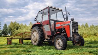 Polskie Ursusy kontra radzieckie Władimirce T-25. Tanie ciągniki stają do pojedynku. Hit PRL kontra radziecki klasyk