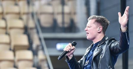 Rafał Brzozowski pozwał autora niepochlebnej recenzji swojego albumu. "Czytajcie z mojego środkowego palca"