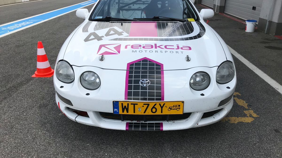 Auto było produkowane do 1999 r., więc minęło 15 lat od zakończenia produkcji, ale na pewno nie jest 30-letnie i jest bardzo dalekie od oryginału. Nie mniej jednak ma żółte tablice w pełni legalnie.