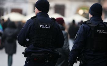 Kradzież i bójka w Bydgoszczy. W siedmiu rzucili się na policjantów