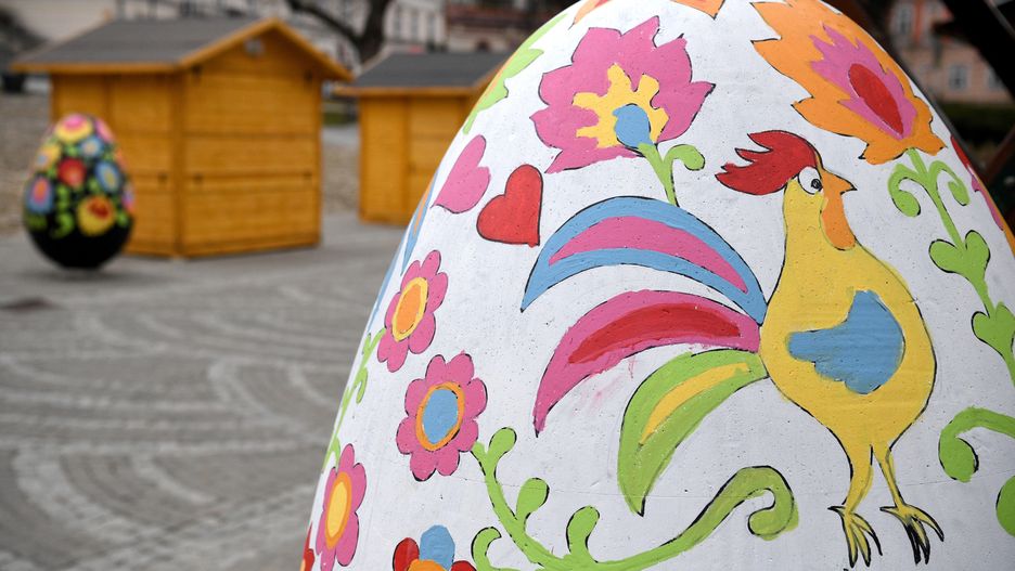 Przemyśl, 25.03.2021. Gigantyczne pisanki ustawiono, 25 bm. na Rynku w Przemyślu. Za niespełna półtora tygodnia przypada Wielkanoc. (aldg) PAP/Darek Delmanowicz