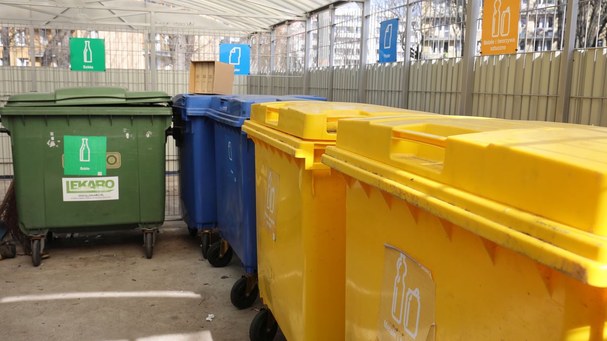 Warszawa, 31.03.2021. Osiedlowy śmietnik w Warszawie, 31 bm. Od jutra w stolicy zmienia się sposób naliczania opłat za wywóz śmieci. Będą one teraz uzależnione od zużycia wody w danym gospodarstwie domowym. Dla części mieszkańców może to oznaczać nawet kilkakrotną podwyżkę. (amb) PAP/Paweł Supernak