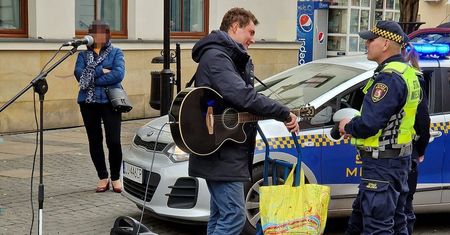 Przechodnie stanęli w obronie ulicznego grajka. Strażnicy miejscy finalnie nie wystawili mu mandatu