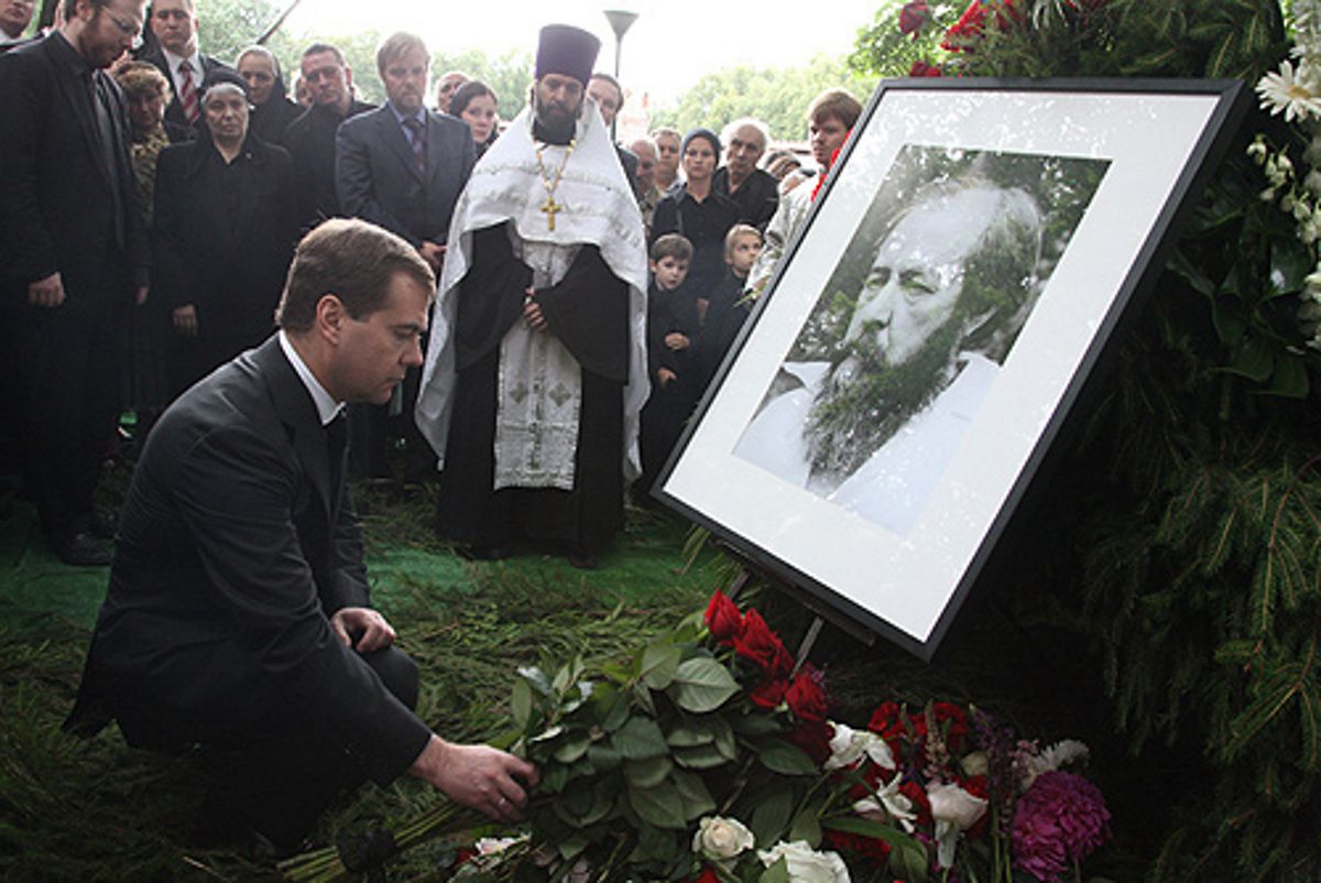 Prezydent Rosji Dmitrij Miedwiediew uczestniczył w pogrzebie Sołżenicyna w 2008 r.