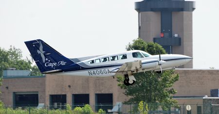 Poważna awaria w trakcie lotu linii Cape Air. Kto otworzył okno?