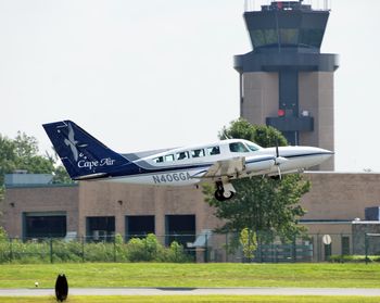 Poważna awaria w trakcie lotu linii Cape Air. Kto otworzył okno?