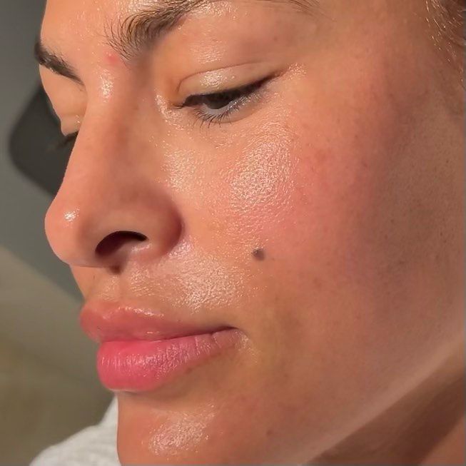 Eva Mendes pokazuje efekty po zabiegu dermaplaningu